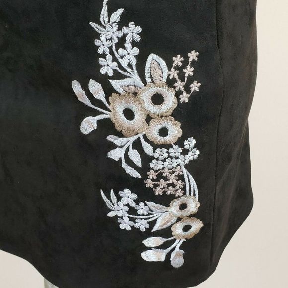 Jun & Ivy Embroidered Faux Suede Black Mini Skirt S NWT - Picture 4 of 6